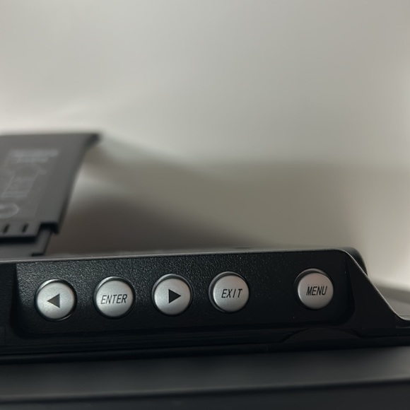 PANDIGITAL 7” PHOTO FRAME WITH REMOTE with battery. Also with electrical plug. - Picture 5 of 10